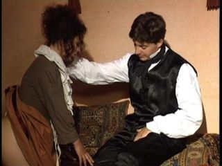 Vintage megastore: Cameriera calda e pelosa scopata dal suo padrone in video...