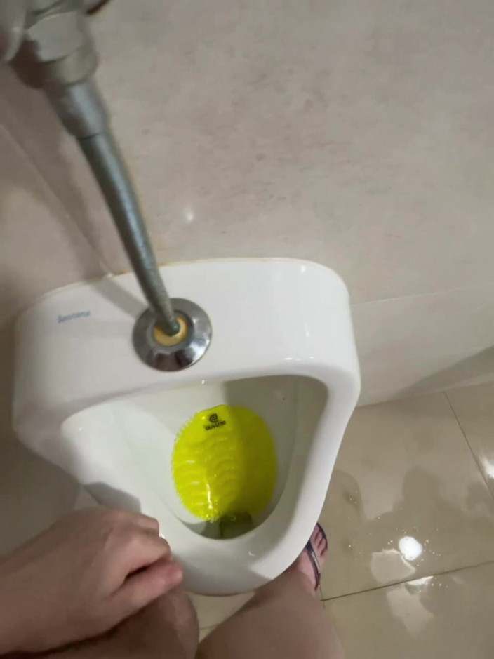 AmateurBoysPissing: Ho Osato Pisciare Completamente Nudo Nei Bagni Pubblici Orinatoio