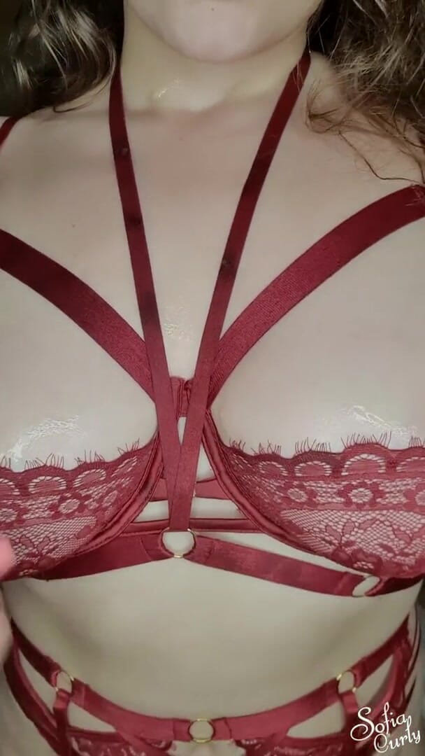 Sofia Curly: 젖탱이와 좋아하는 섹스 토이를 가지고 노는 소녀