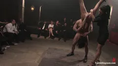 Fransız sürtük kalabalığın zevki için sertçe sikiliyor