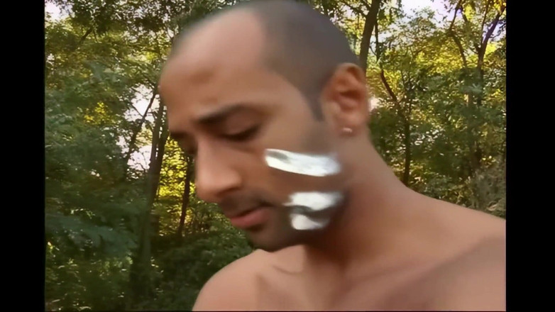 Bizzarre World: सफेद रंग की झाड़ियों में