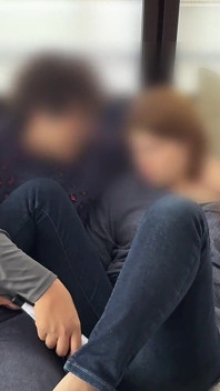 소파에서 진동기로 괴롭힘을 당하는 기혼 여성