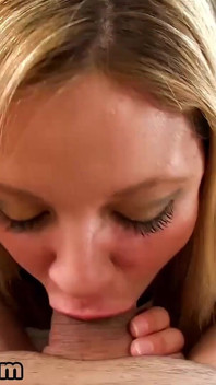 Andrea Acosta sexy peituda latina loira em primeiro plano engolindo porra no boquete