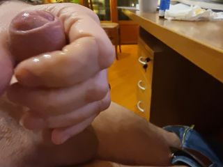 Jordance: Bărbații masturbează pula mare și ejaculează mult în mână