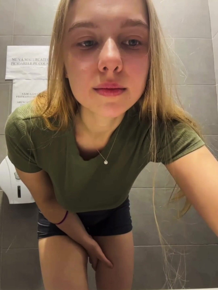 JuiceLussie: Anal squirtet so heiß im einkaufszentrum und rosa muschi fingern