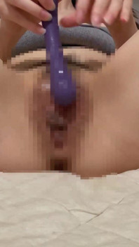 내 귀여운 보라색 장난감으로 기분이 좋다. 함께 더 알아보겠습니까?