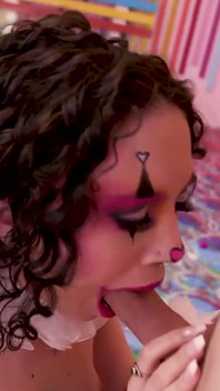 La pagliacciata satine summers Proves Clussy non è scherzo nella scopata da circo selvaggio