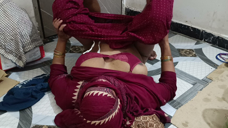 Bhabhi UP: Sorellastra, sorellastra, sei cresciuta molto, è divertente reprimerli.