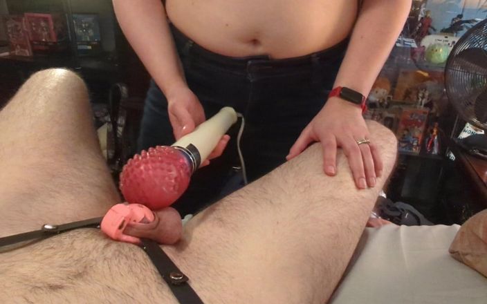 Always Fun No Pants: Hete vrouw plaagt gekooide cuckold met toverstaf