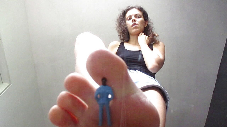 TheoryOfSex: Bohyně Julia V Earth trestá svého malého otroka chodidly