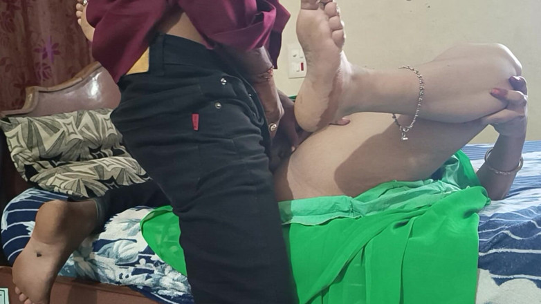 Decent couples: Mătușă desi sexy futându-se cu vizavi acasă băiat în pat