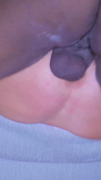 Pelacur unicorn rambut pirang ini di-gangbang sama teman satu tim di pinggir kolam renang
