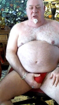 Beardaddychub masturba e goza na cam em um terno da união!
