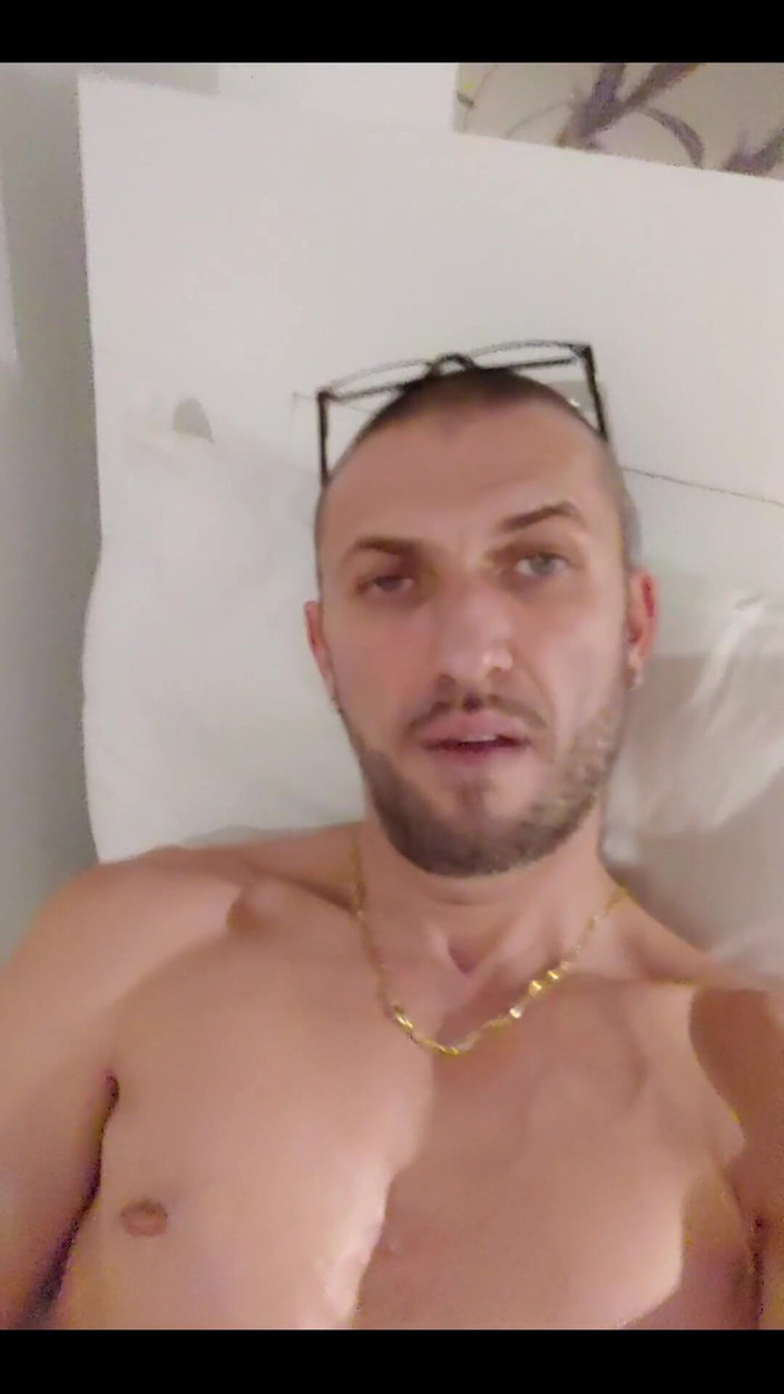 Boy jerking off: Muž sólo
