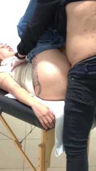 Proktolog utför anal undersökning på förstoppad patient
