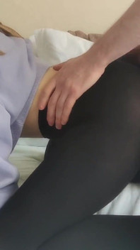 Sesso sensuale con una ragazza carina in collant neri