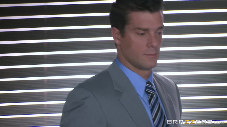 Big Tits at Work: Gros nichons au travail - Ramon surprend l’employée Eva Angelina en...