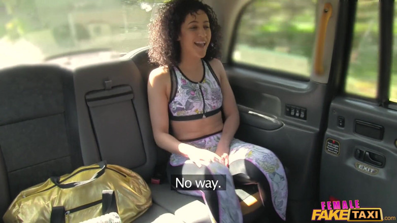 Female Fake Taxi: Ženský fake taxi - fitness kotě si protahuje kundičku se sexy...
