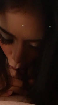 Ladyboy trên bãi biển pov thổi kèn