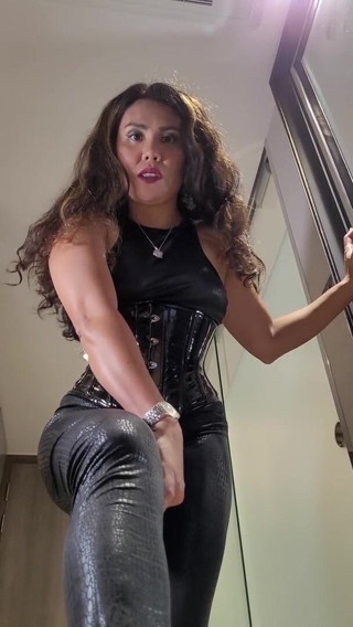 DominaFireOfficial: POV pik vertrappen door DominaFire