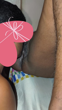 Varsha si diverte a leccare la figa