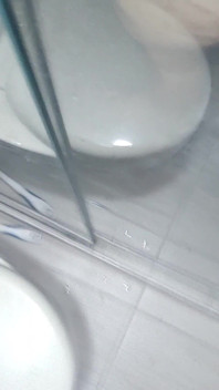 Spectacol la duș cu pitică Albino cu curul mare