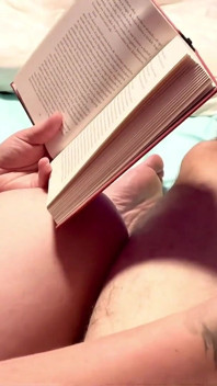 Ehefrau schlägt schwanz sogar beim lesen