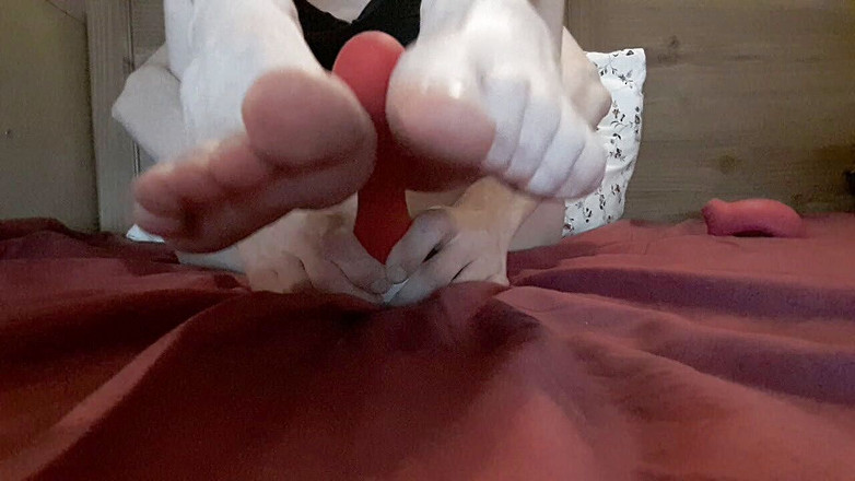 Christy G: 角質アマチュア十代の足フェチ。おもちゃでオナニー。