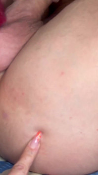 Prvotřídní děvka v minisukni a podpatcích potěší mužský model