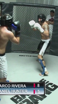 Calda teen bionda riceve un facciale sul ring