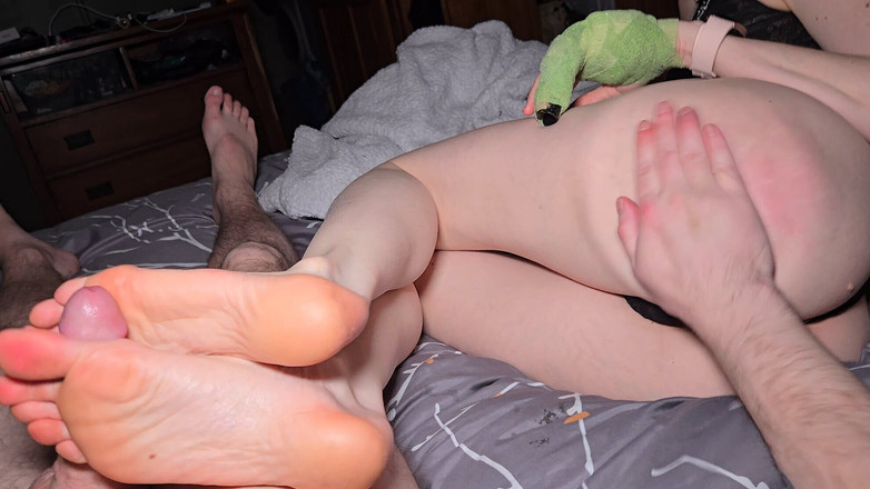 SexyGamerMomma: 彼女がつま先から精液を舐めたなんて信じられません