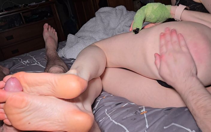 SexyGamerMomma: Я не могу поверить, что она вылизала сперму с ее пальцы ног