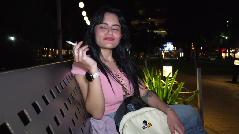 cxlila: Amateur Openbaar Ophalen: Latina-fan Met Pornhub-rugzak Geeft Een Diep in...