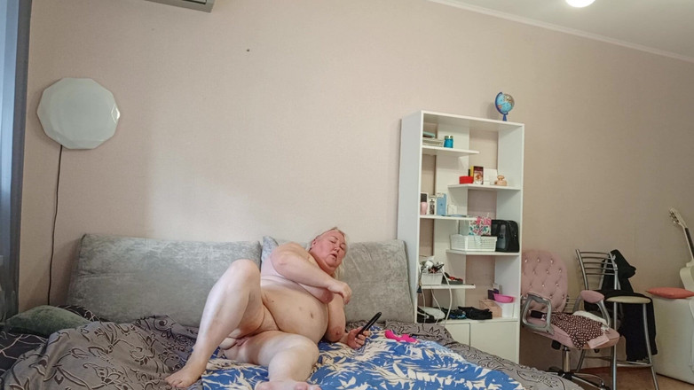 Zona901: Une voisine pulpeuse masturbe sa chatte pulpeuse devant la caméra