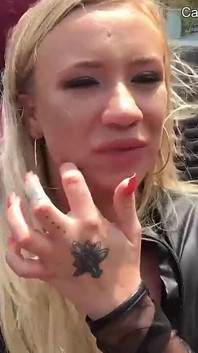 Veřejný lesbický milf sex - velká prsa, veřejné riziko a hlasité orgasmy