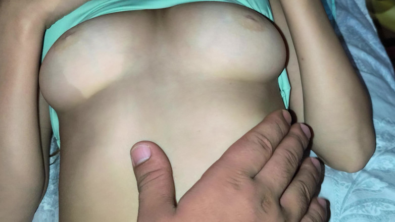Blondasexy00: Fratele Vitreg Îmi Dă Chiloți Într-o Parte Și Îmi Masturbează Pizda Roz Strâmtă Cu...
