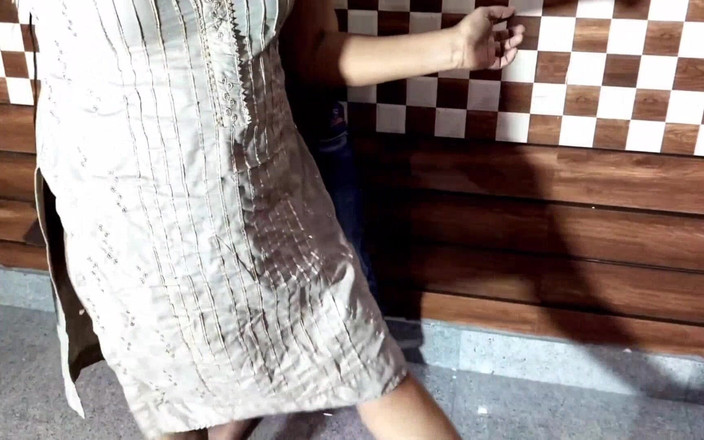 FloweryMask42: Une femme au foyer desi baise avec son copain