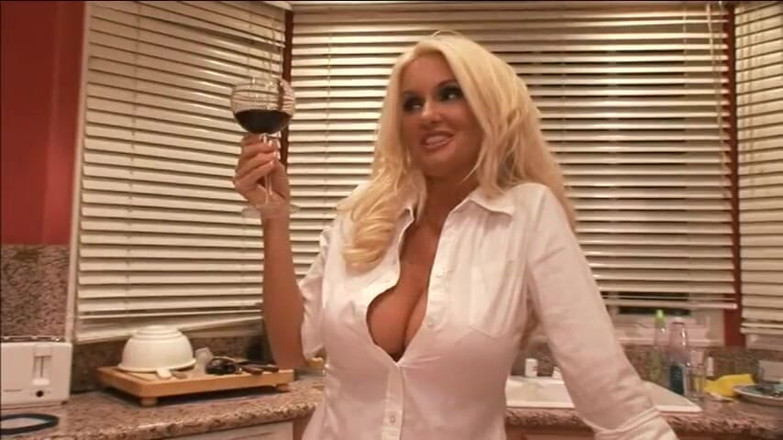 3 Bangers: Yarak emen orta yaşlı seksi kadınlar sikiş deliklerini siktirdikten sonra...