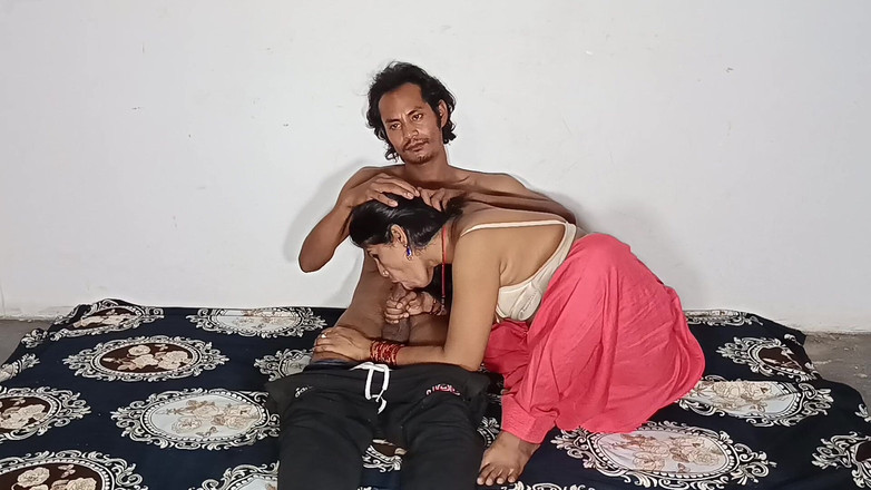 Desi Bhabhi Neha: Индийская милфа с идеальной круглой задницей и сиськами делает минет и скачет на члене до кримпая
