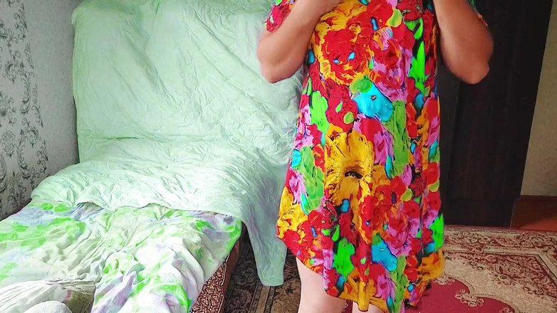 Kitty_Cross: Une jolie fille trans pose au soleil près de la...