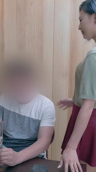 Dziwka pieprzy BFF małego kutasa męża