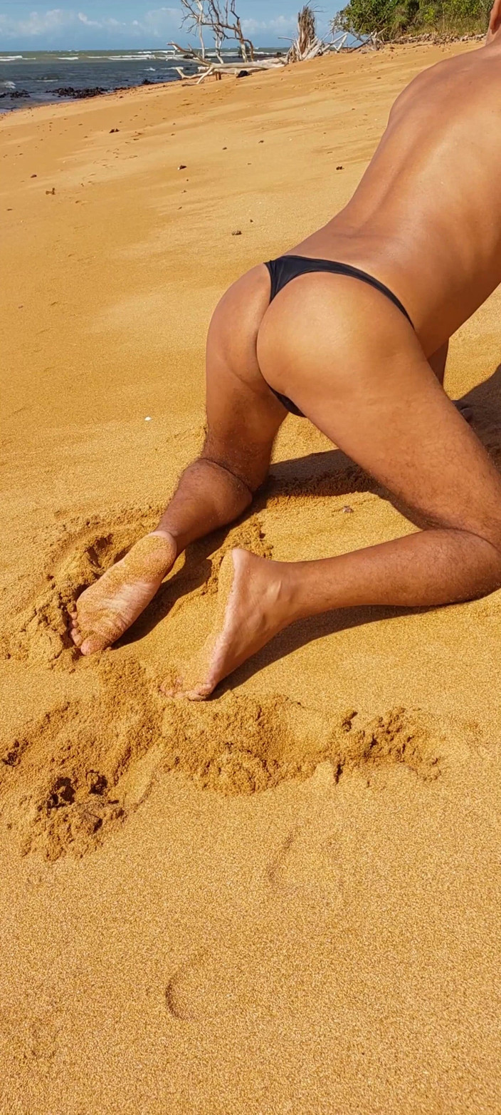 Ladysilvas: Ladysilva exhibe son cul sexy sur la plage en culotte