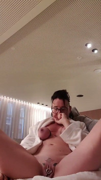 Orgasmo en la zona de relajación pública del hotel