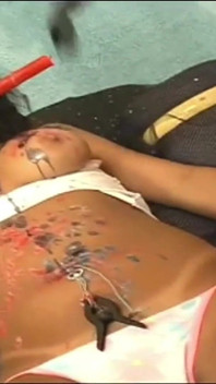 Model Samba Brazil yang menakjubkan dengan pantat besar mengongkek puting kejam dan hukuman tentera laut dan candle wax panas