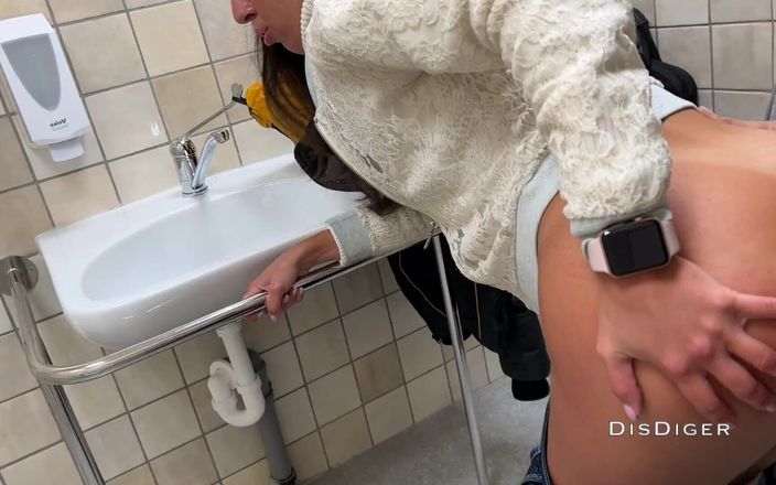 Dis Diger: शॉपिंग मॉल के सार्वजनिक शौचालय में असली पोर्न कास्टिंग