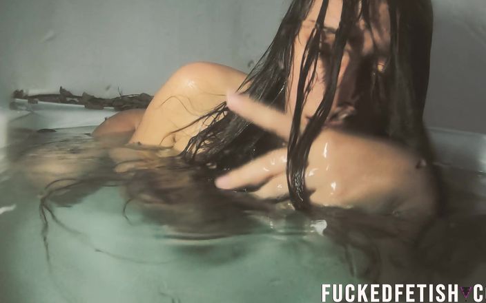 Fucked fetish: 4k, Mia Baignoire, à poil magnifique, contractions de cheveux mouillés