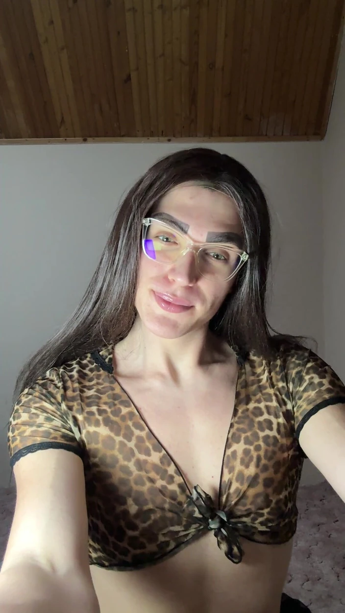 Dreamboy_506: 炫耀我的性感服装和屁股
