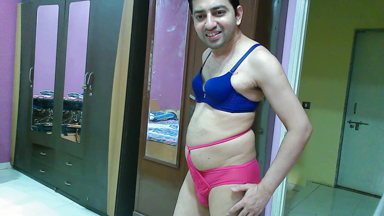 Cute & Nude Crossdresser: Pembe-mavi iç çamaşırlı tatlı ve seksi kadın kılıklı travesti kadın tatlı...
