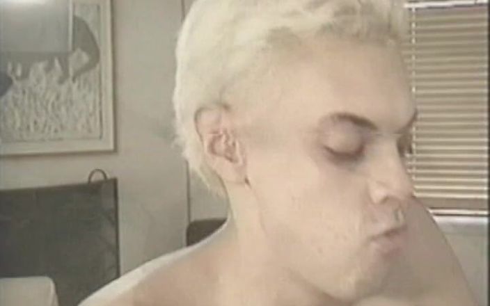 Gay RetroX VHS: Des hommes savourent un feu intime n ° 6