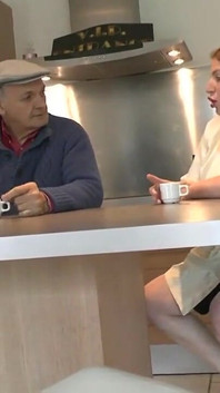 La cameriera francese viene sandwich da guardatore e un amico
